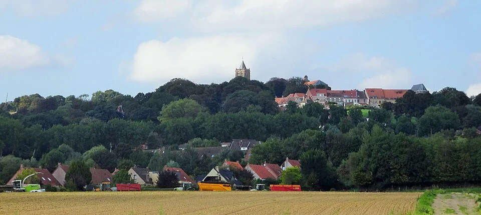 Vue panoramique du Mont Cassel débouchant sur la collégiale Notre-Dame de la Crypte, paysage très représentatif des Flandre du Nord de la France