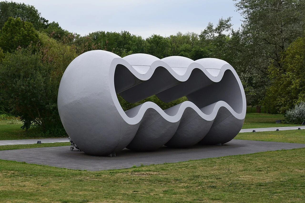 Sculpture de Richard Deacon au LaM, un lieu culturel incontournable pour les habitants de Villeneuve d'Ascq.