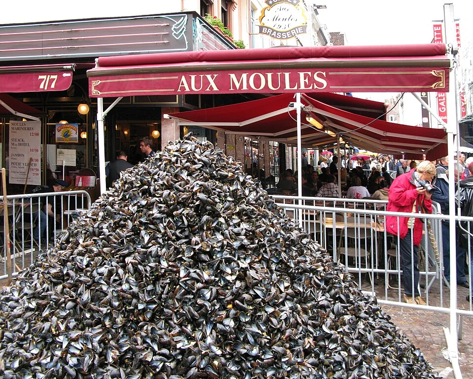 Tas de moules du restaurant « Aux Moules », rue de Béthune, lors de la braderie de Lille.